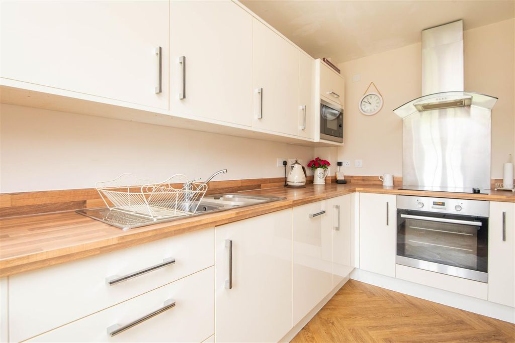 Property photo 3 of 28 Kitchen