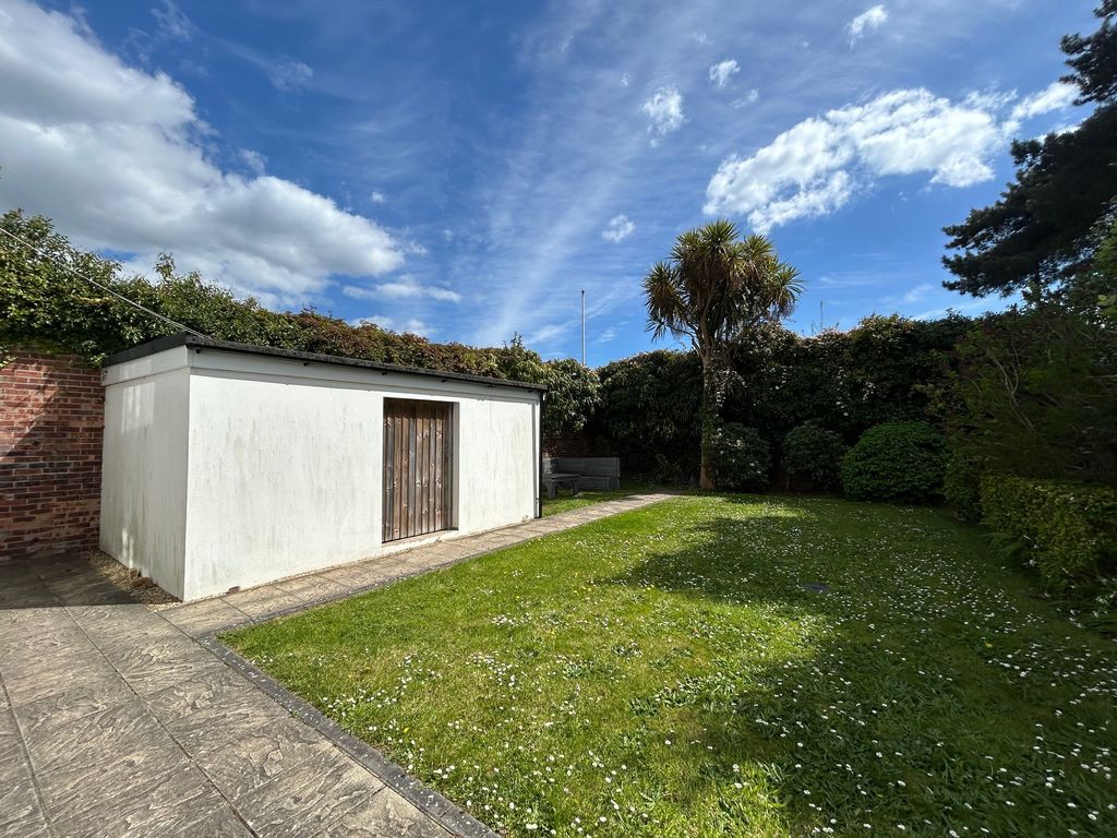 Property photo 2 of 12 Communal Garden