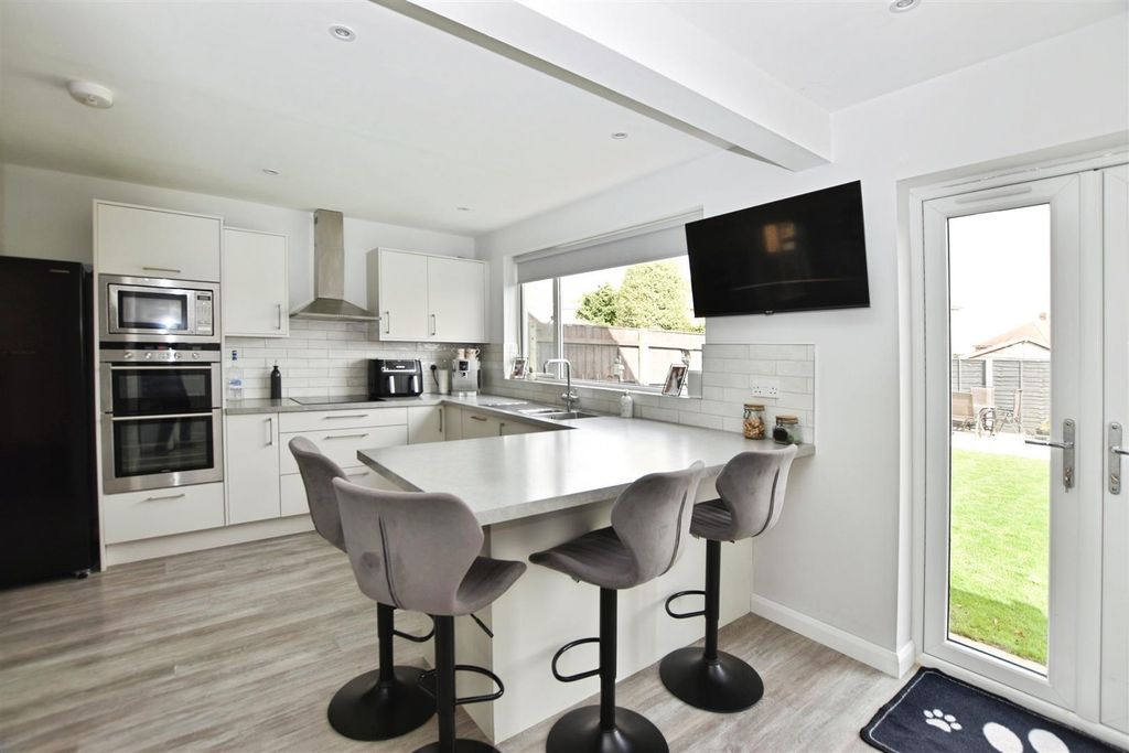 Property photo 3 of 14 L Shaped Open Plan Kitchen