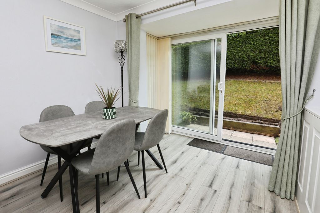 Property photo 3 of 15 Dining Area