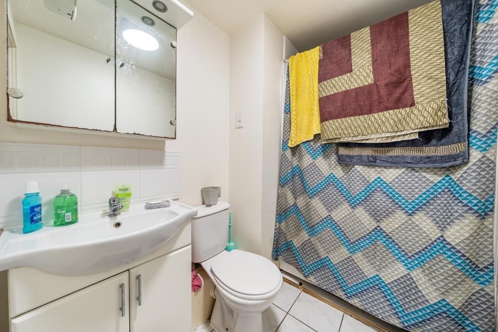 Property photo 2 of 10 Bathroom