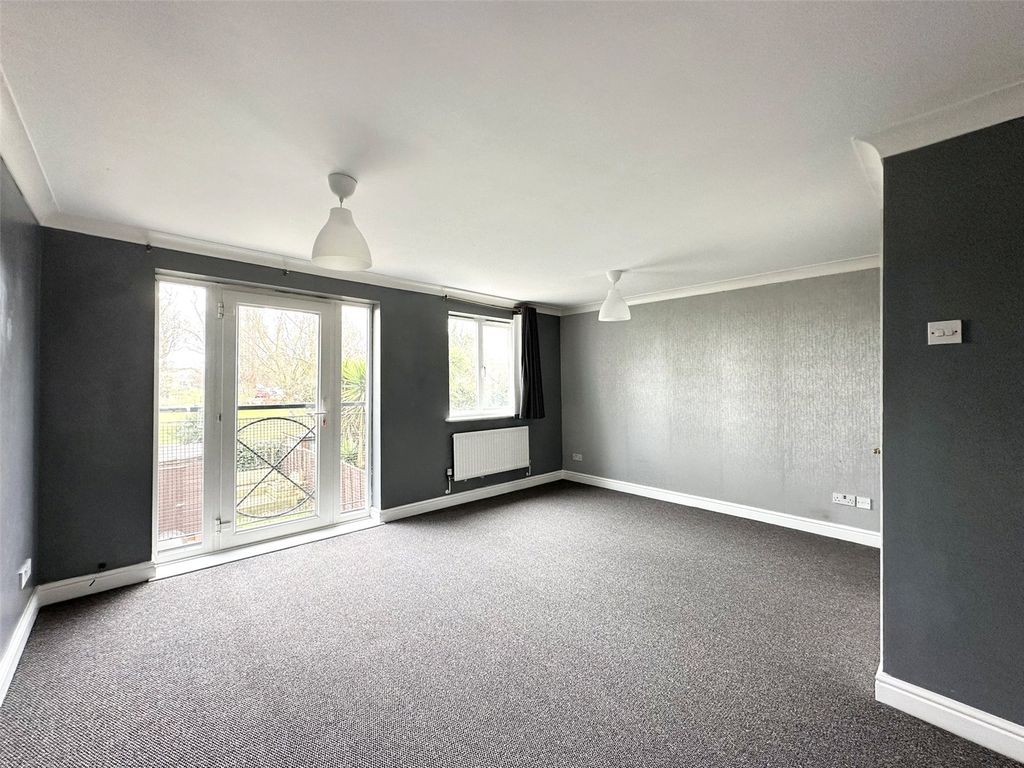 Property photo 3 of 23 Lounge