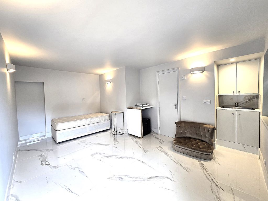 Property photo 1 of 7 Fully Self Contained Studio