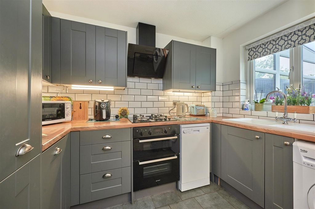 Property photo 2 of 13 Fitted Kitchen