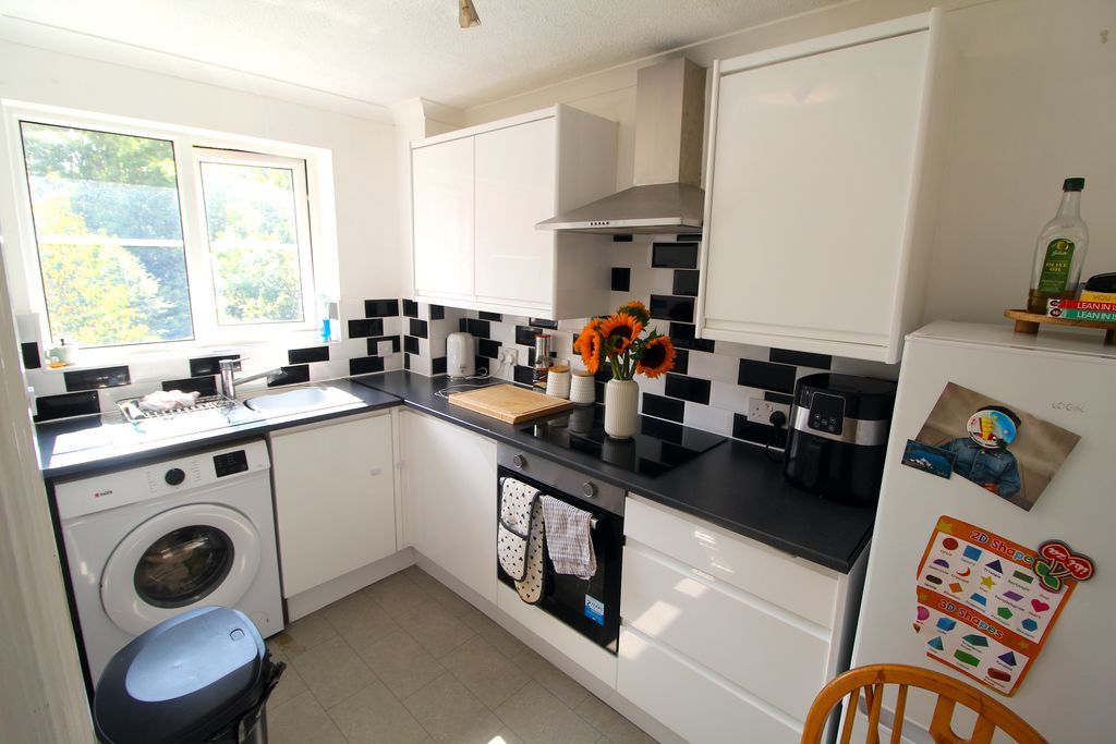 Property photo 3 of 5 Kitchen