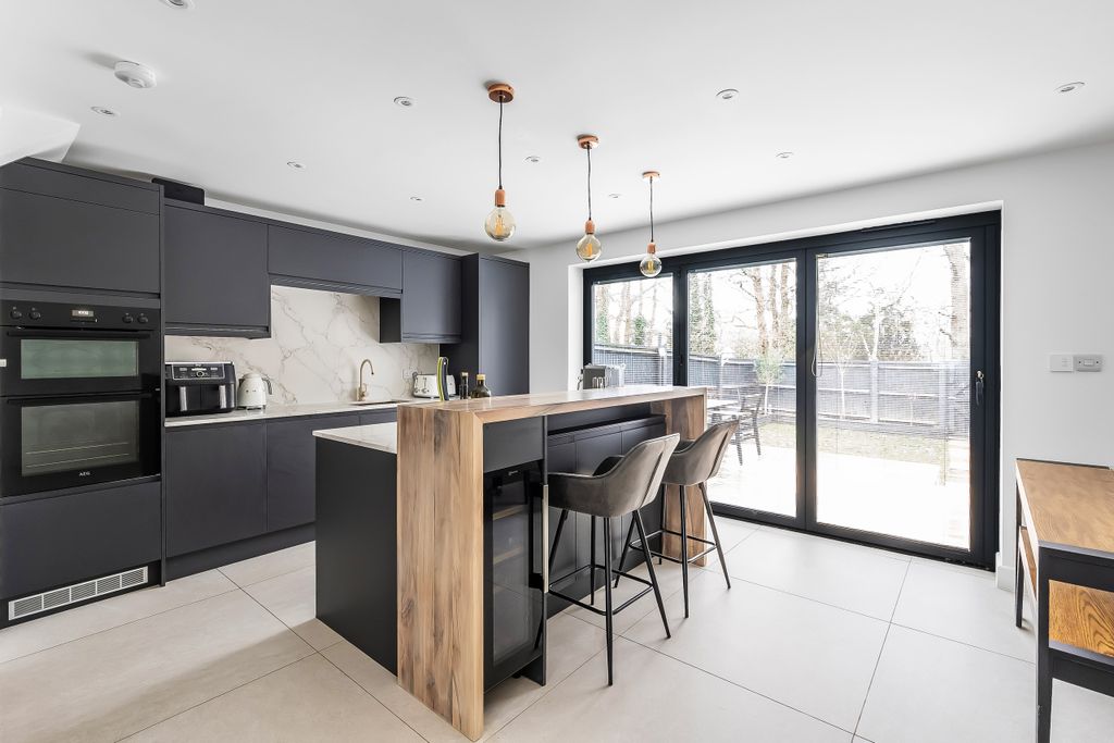 Property photo 2 of 23 138-The-Greenway-14