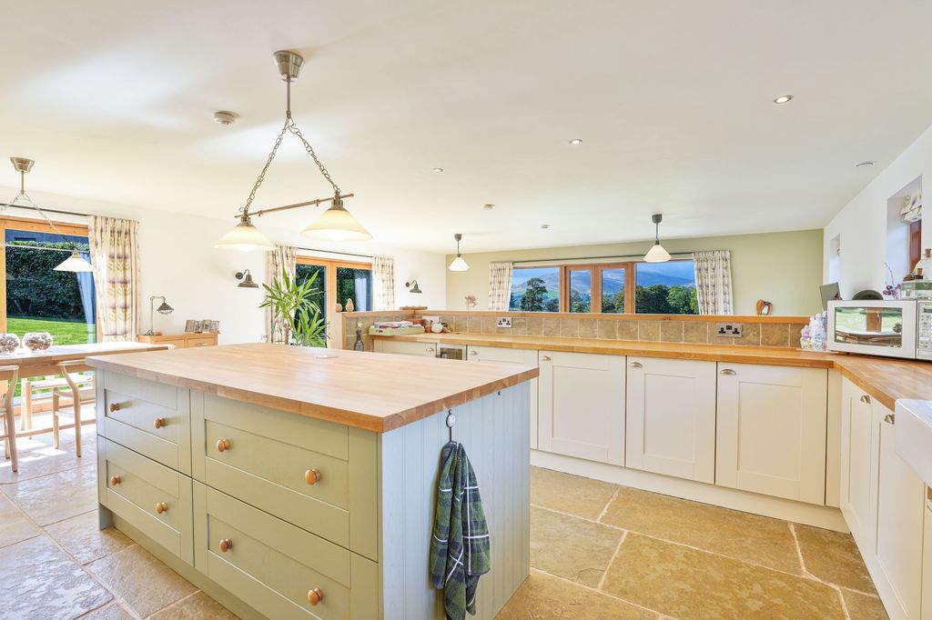 Property photo 3 of 31 Kitchen