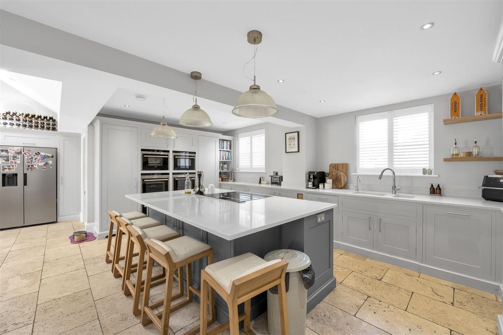 Property photo 2 of 12 47-Roundwood-Park-09.Jpg