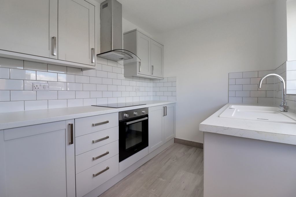 Property photo 3 of 17 Kitchen 2