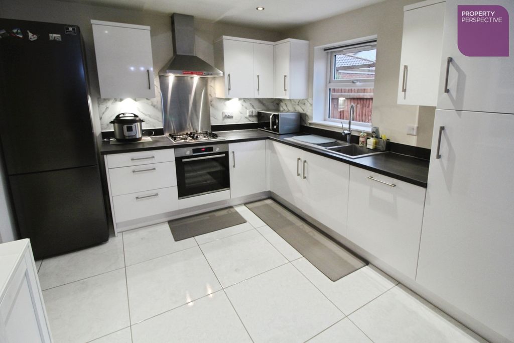 Property photo 3 of 14 Dining Kitchen