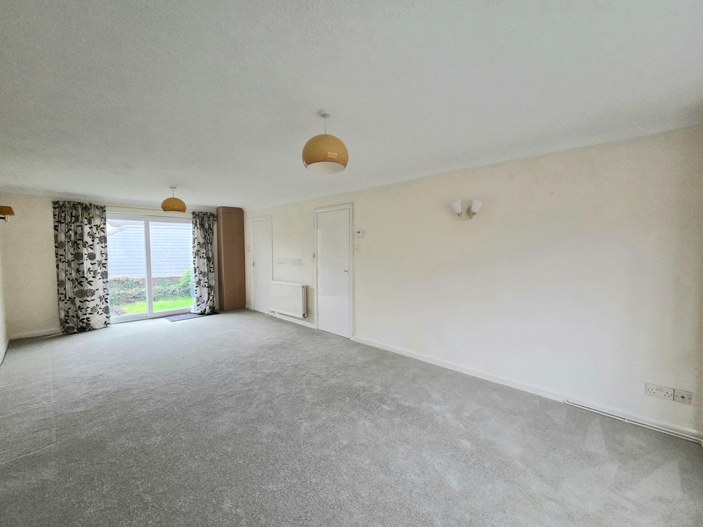 Property photo 2 of 8 Lounge