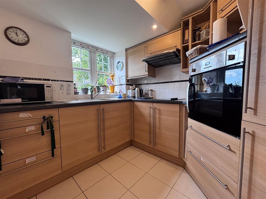 Property photo 3 of 9 Kitchen.Jpg
