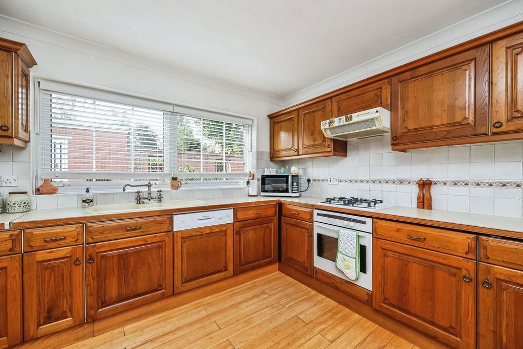 Property photo 2 of 27 Fitted Kitchen