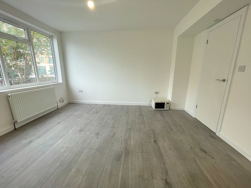 Property photo 2 of 15 4648452