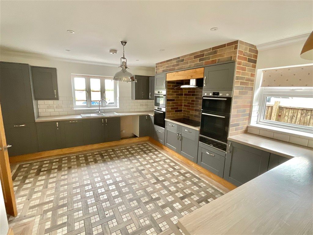 Property photo 3 of 11 Kitchen