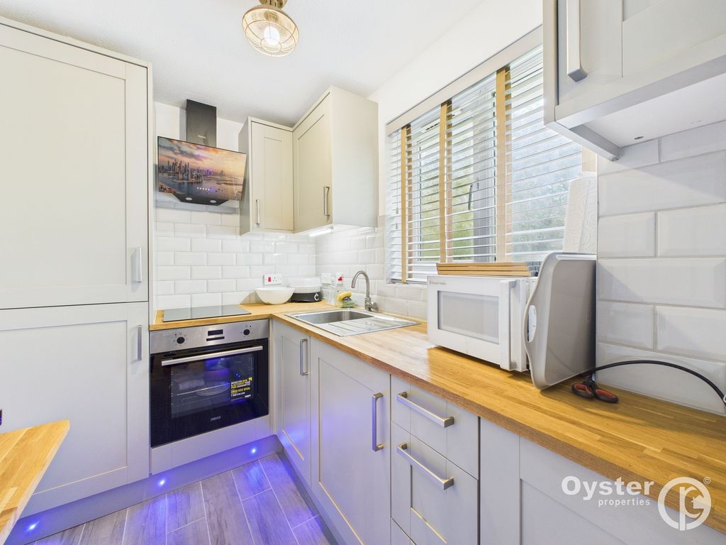 Property photo 3 of 9 Kitchen