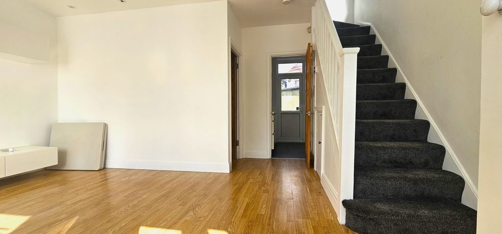 Property photo 2 of 17 Gallery