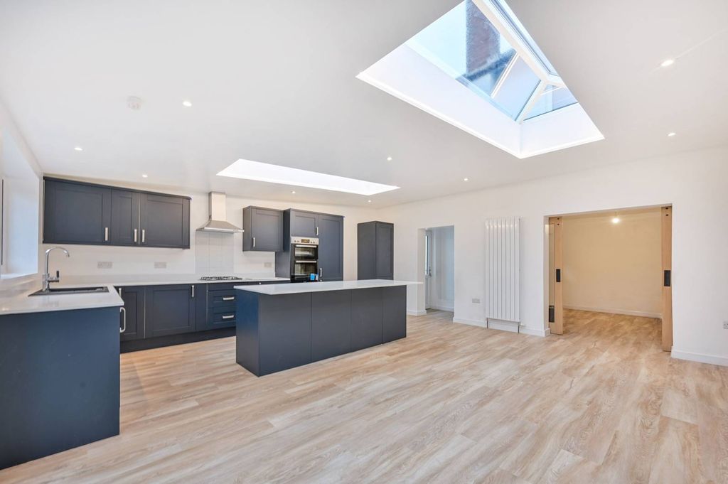 Property photo 3 of 23