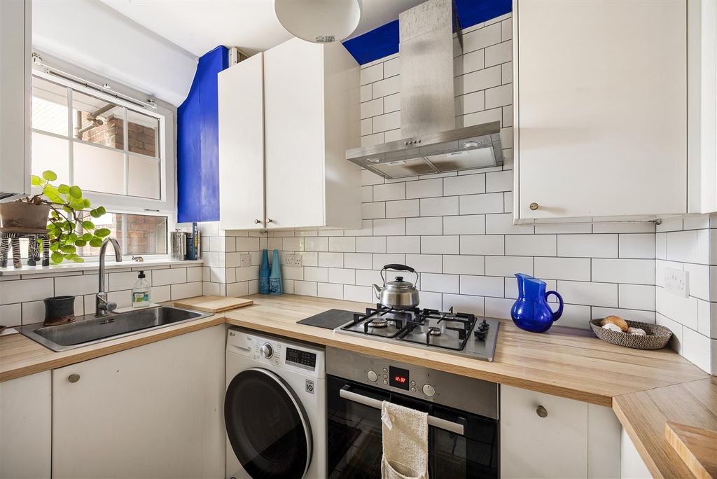 Property photo 3 of 22 Pembury Road, E5