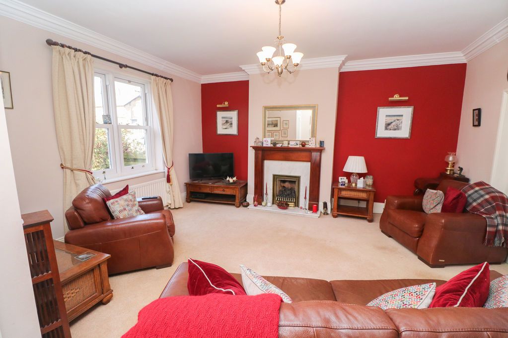 Property photo 3 of 13 Lounge