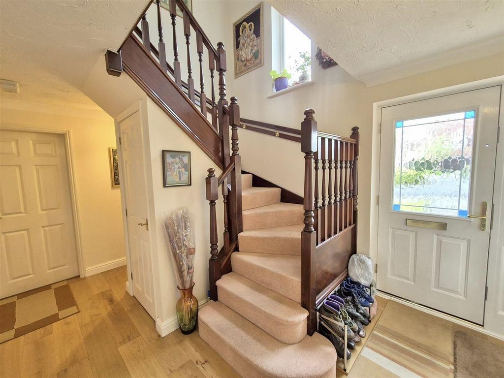 Property photo 2 of 21 Entrance Hall