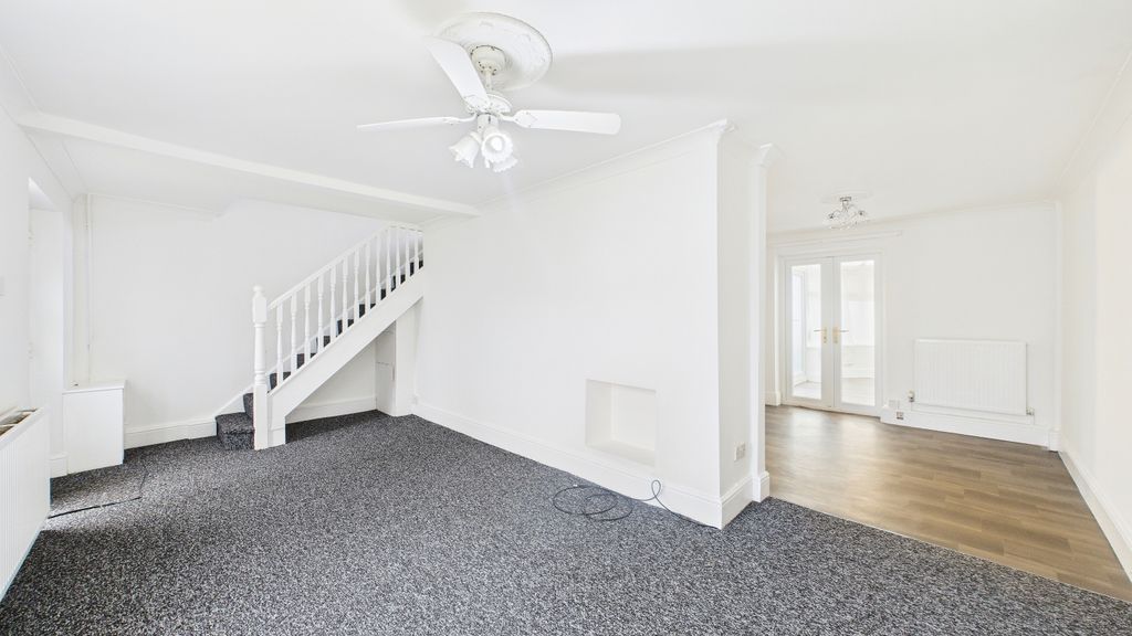 Property photo 2 of 11 Cam02351G0-Pr0090-Still006