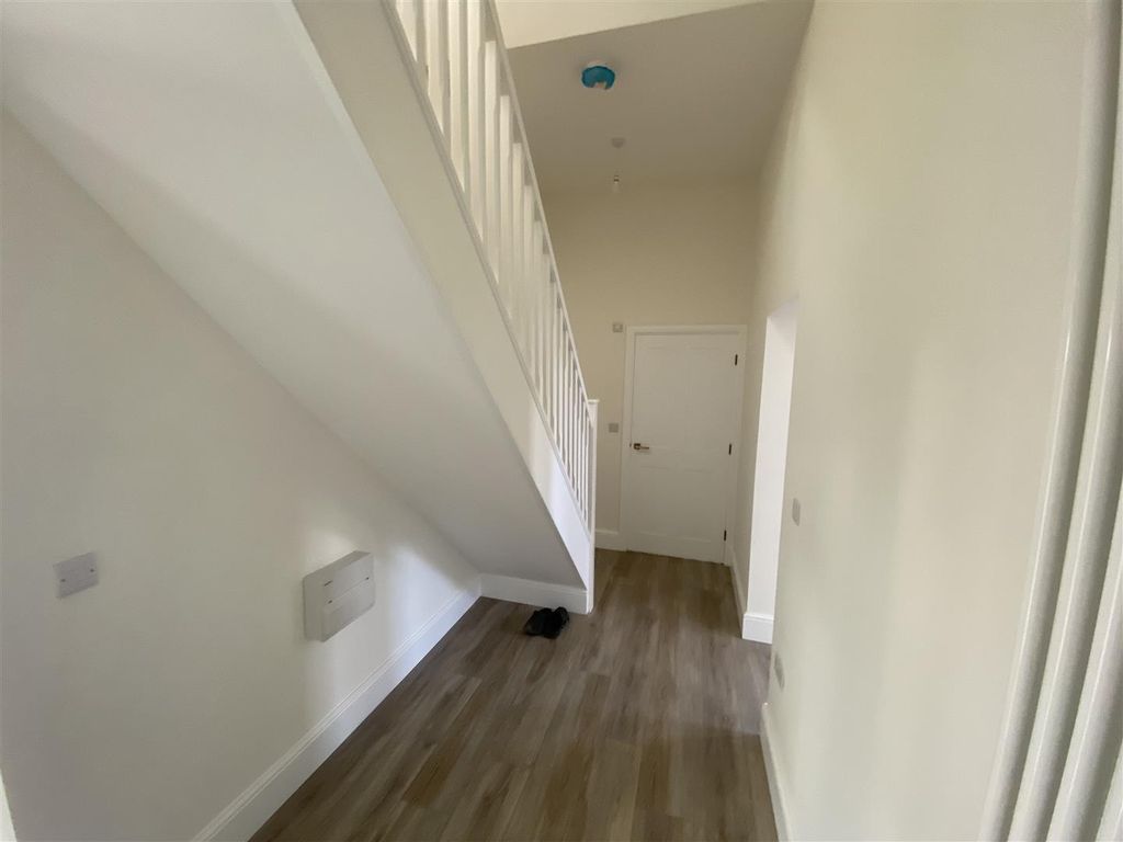 Property photo 3 of 14 Entrance Hall