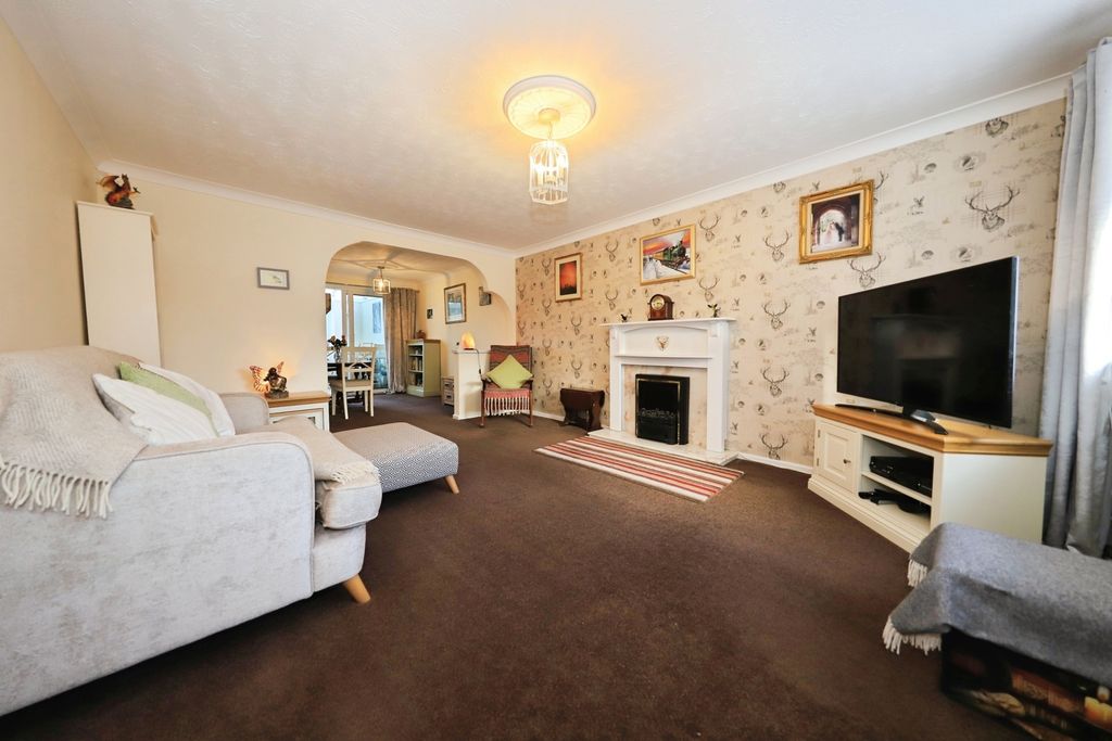 Property photo 2 of 15 Lounge