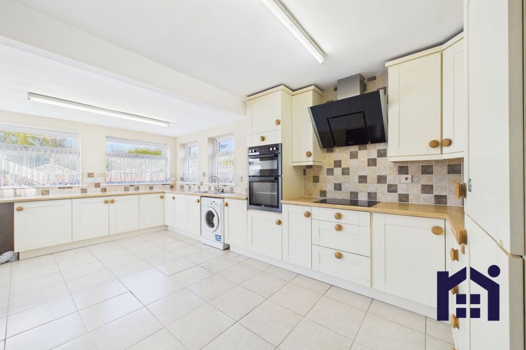 Property photo 1 of 16 Dining Kitchen
