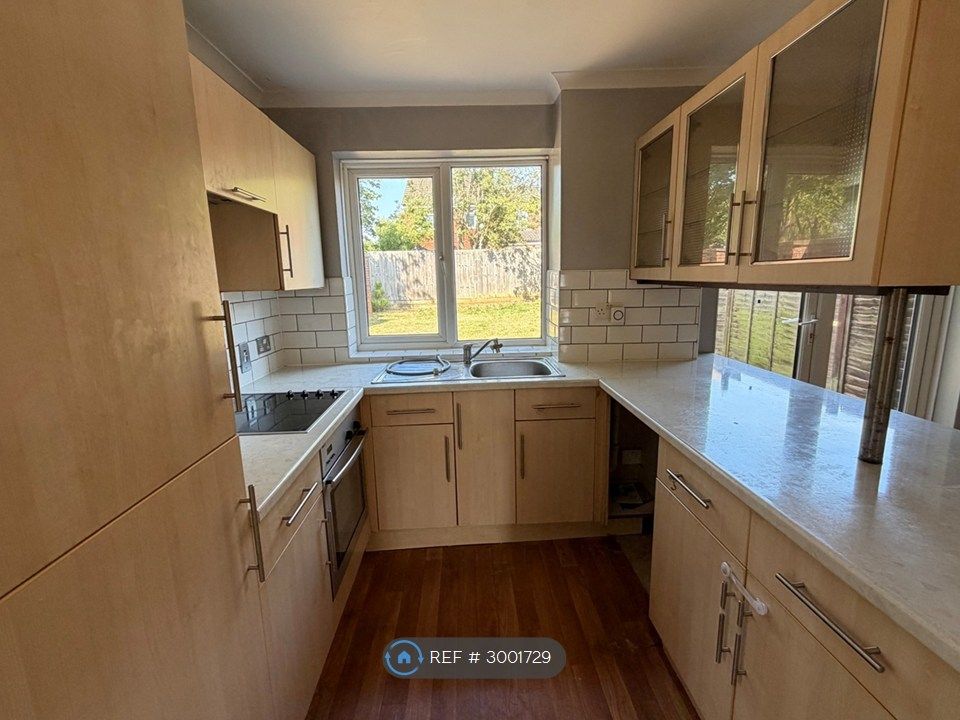 Property photo 3 of 18 Kitchen