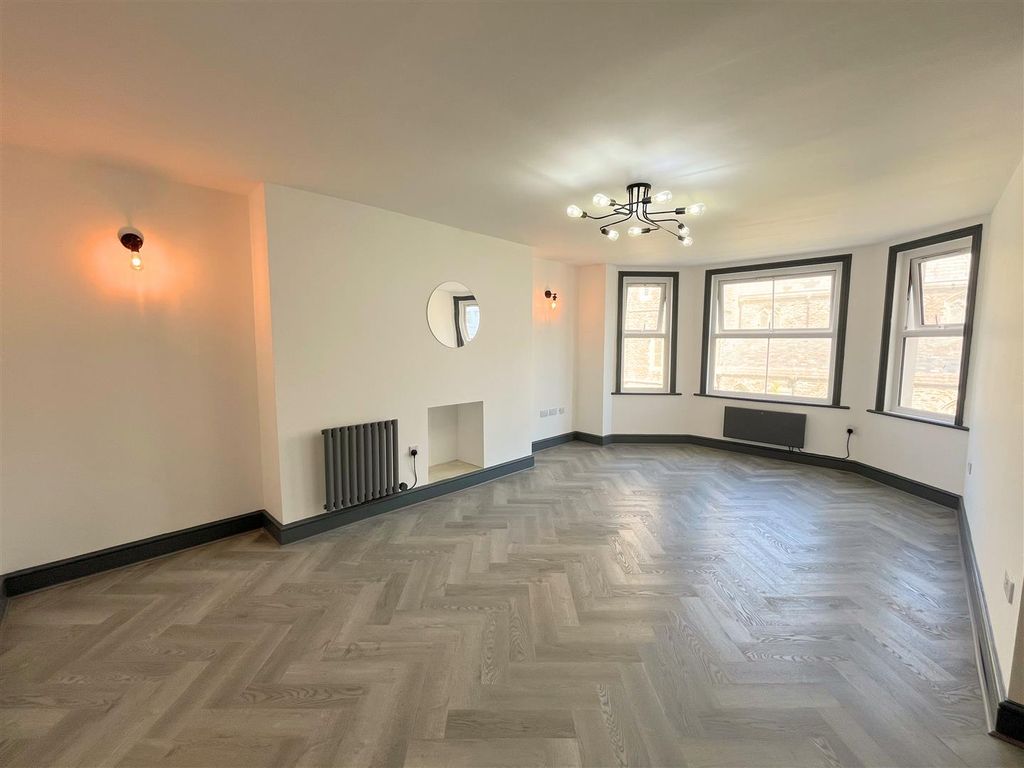 Property photo 2 of 10 Living Space