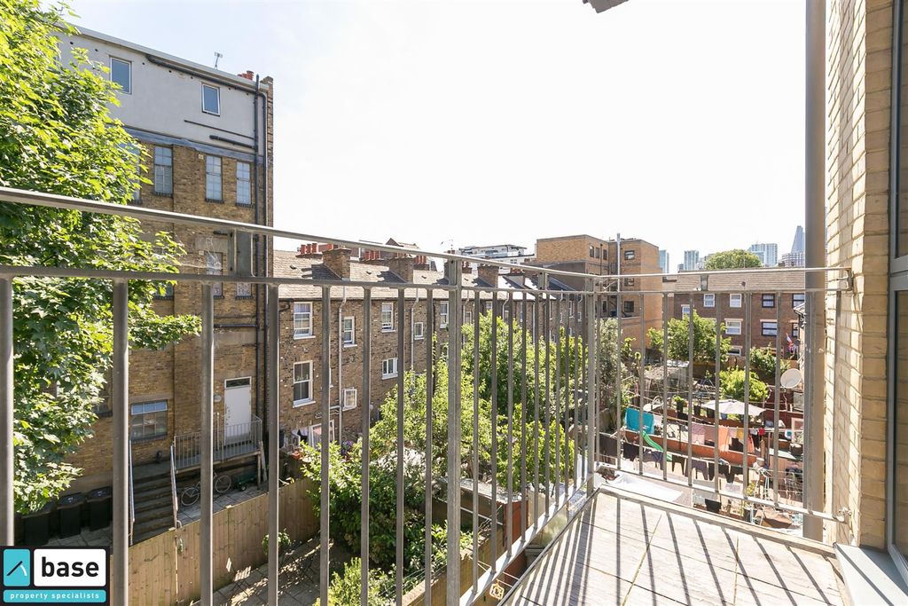 Property photo 3 of 7 Balcony