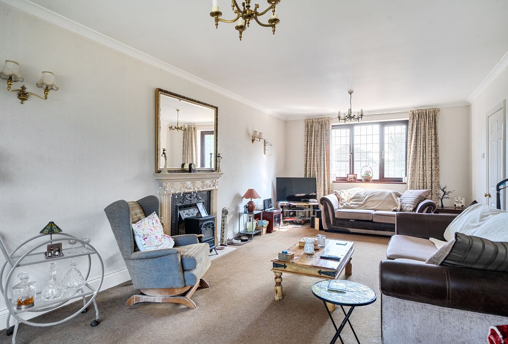 Property photo 3 of 18 Main Lounge