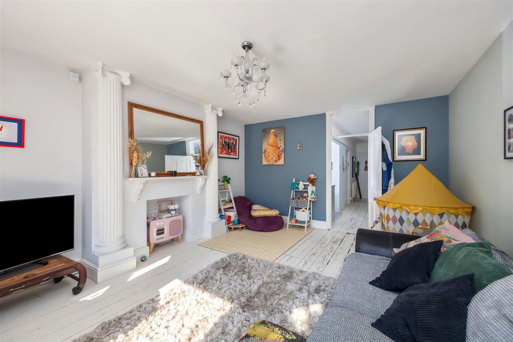 Property photo 3 of 23 St Aubyns 59A-013.Jpg
