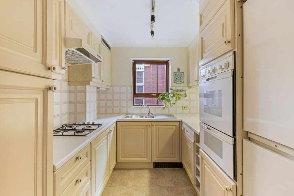 Property photo 3 of 12 Kitchen