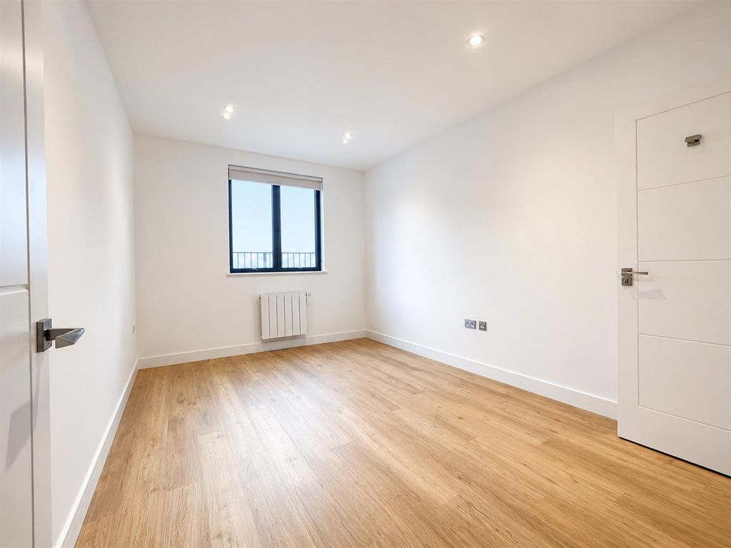 Property photo 3 of 18 2B1F9Eef-d833-4F61-832E-c03809d97Fd0.Png