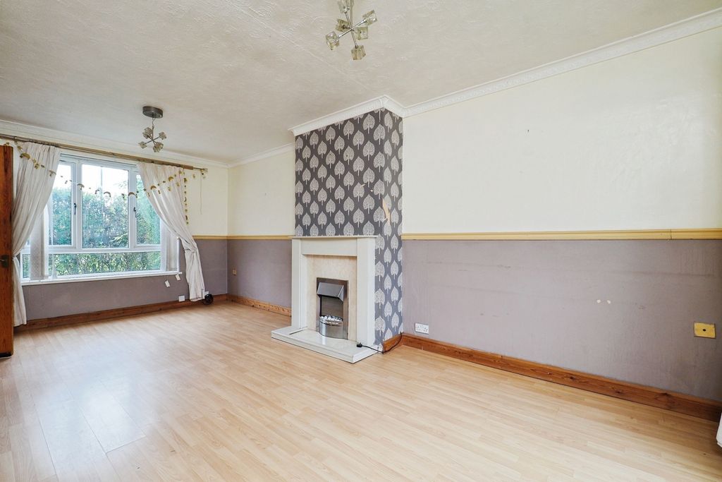 Property photo 3 of 16 Lounge