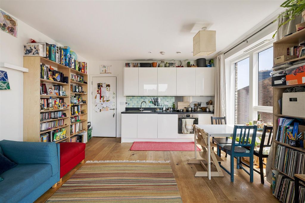 Property photo 3 of 21 Rosina Street, E9