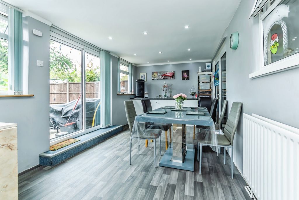 Property photo 3 of 16 Conservatory/Sunroom