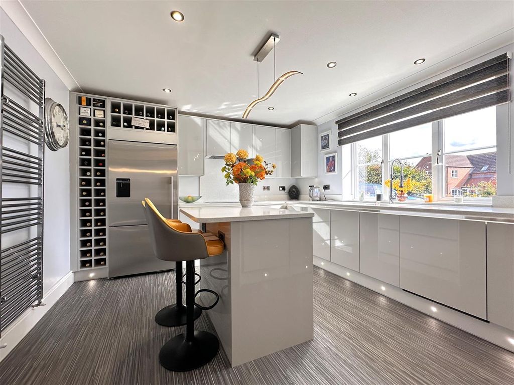 Property photo 2 of 26 Stunning Contemporary Kitchen 590