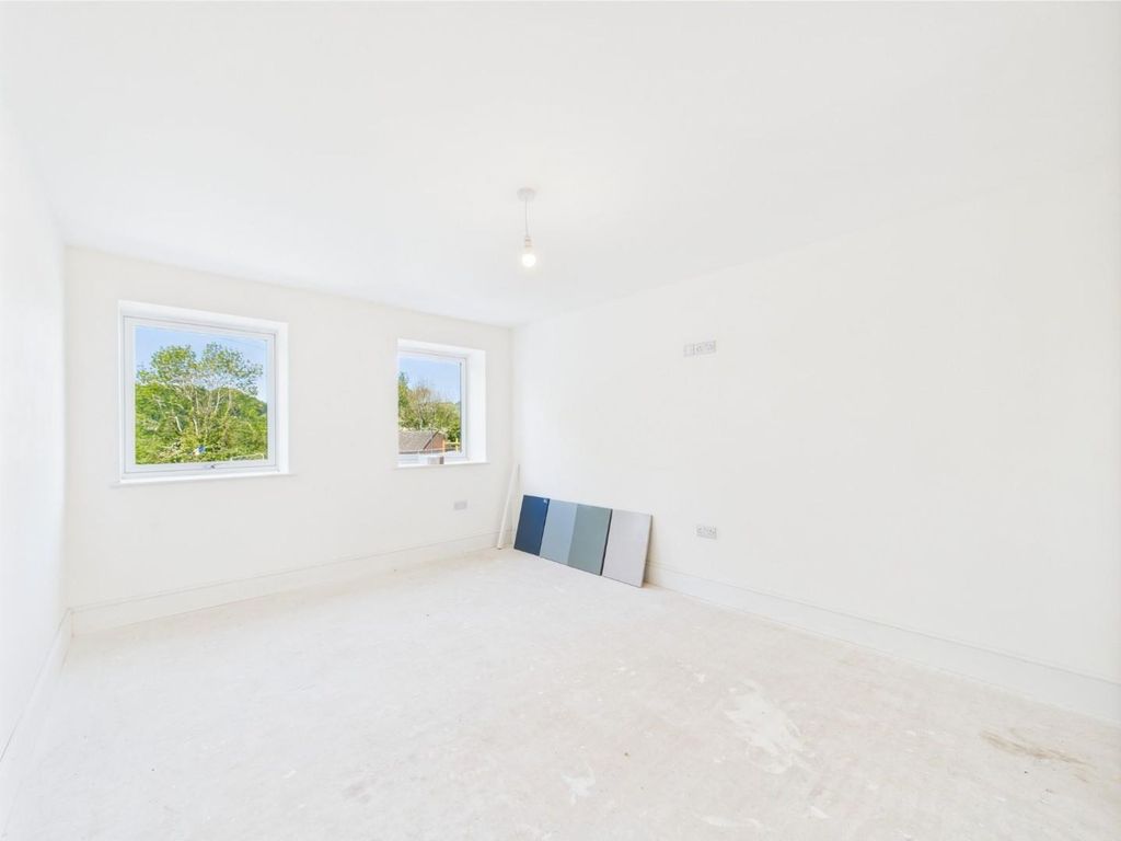 Property photo 3 of 27 Cam03810G0-Pr0289-Still006.Jpg