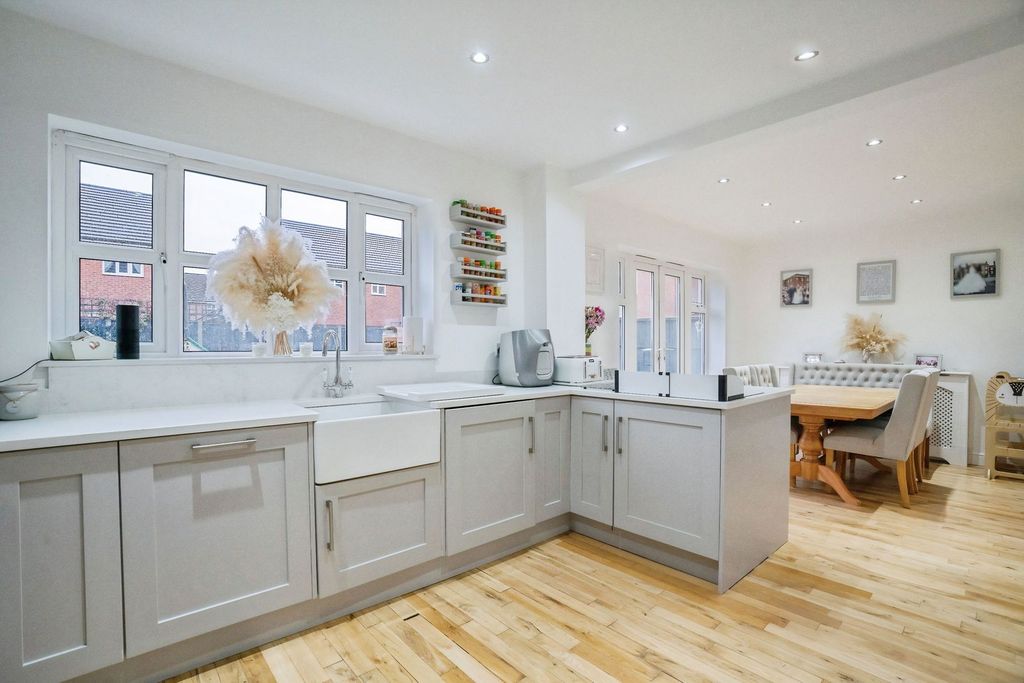 Property photo 2 of 33