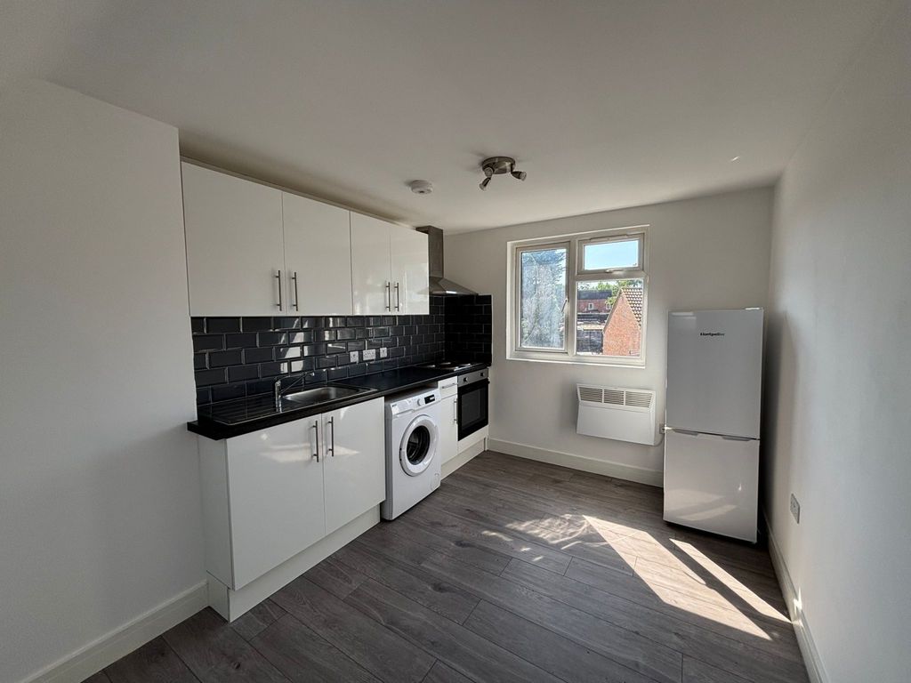 Property photo 1 of 5 Newly Refurbished &amp; Stunning Studio Flat (5) - N17