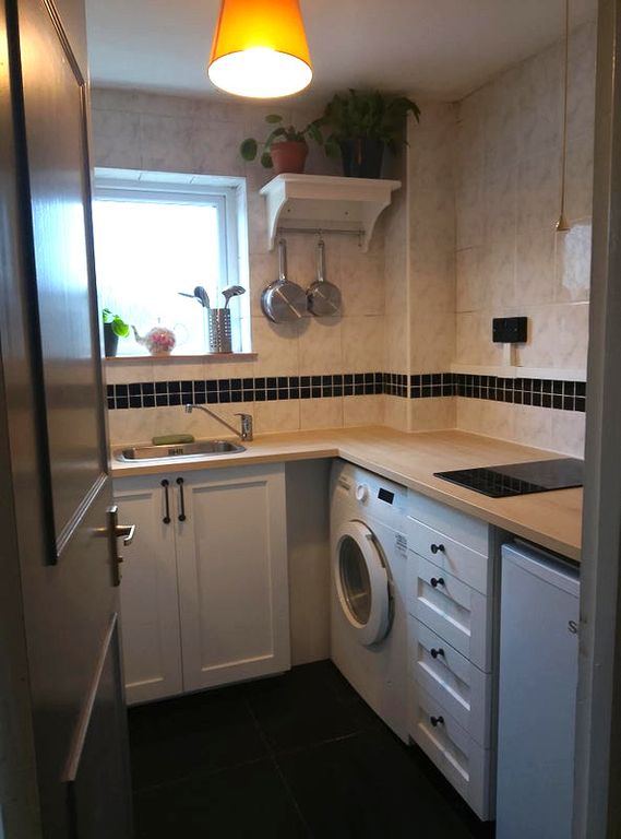 Property photo 3 of 8 Kitchenette
