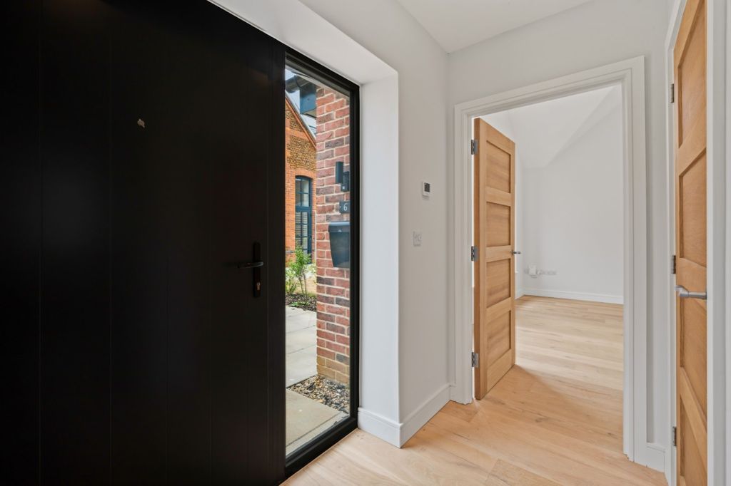 Property photo 2 of 10 Entrance Hall