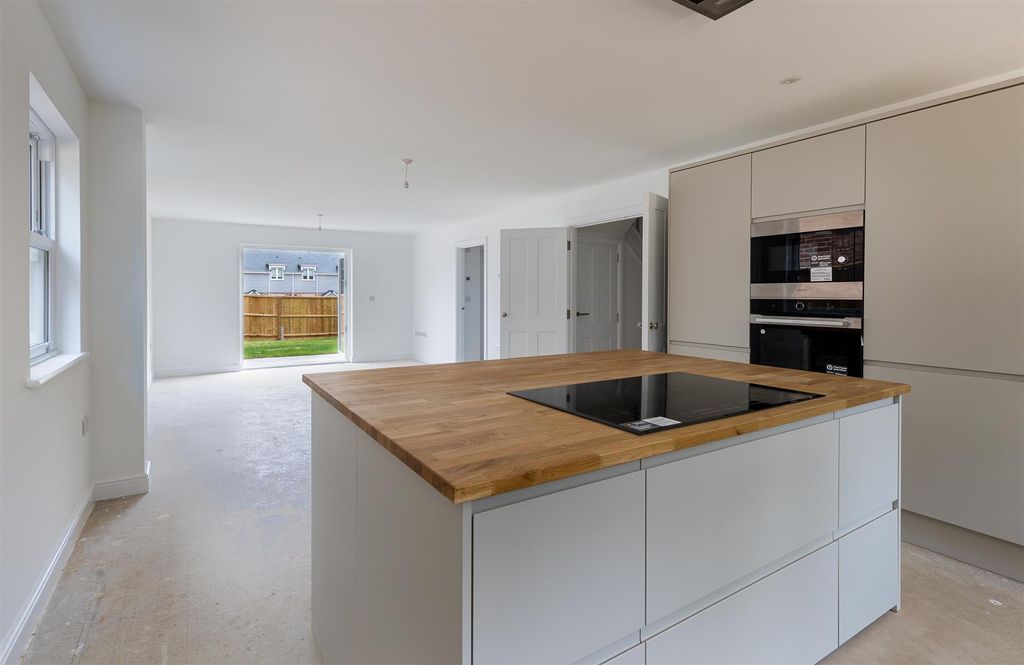 Property photo 3 of 23 Kitchen (2).Jpg
