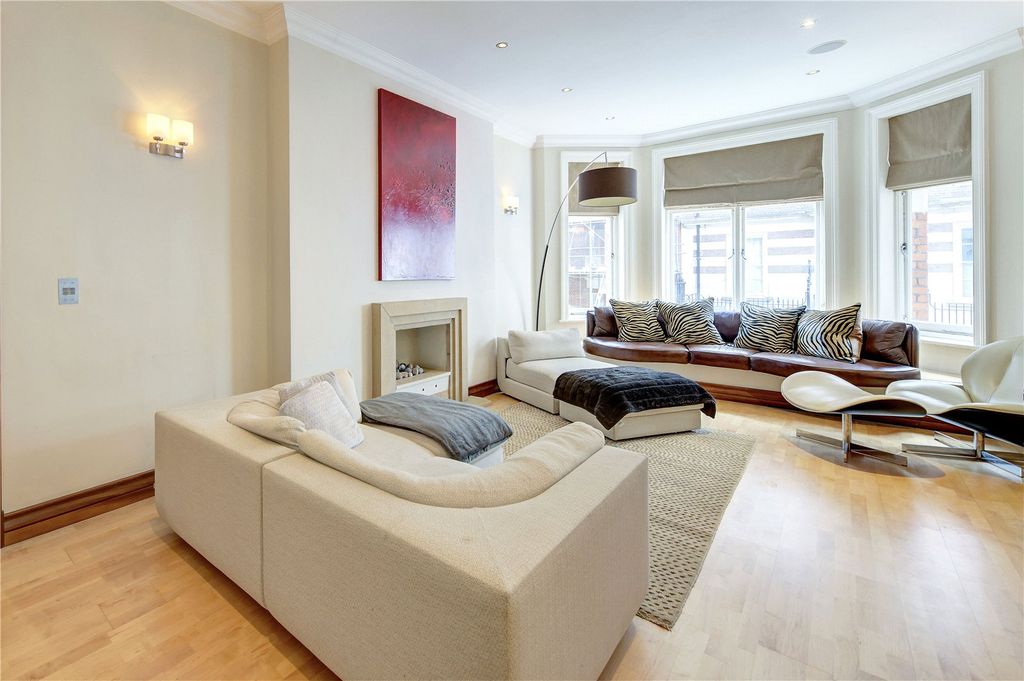 Property photo 1 of 11 Living Room