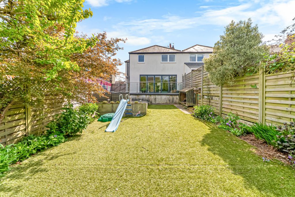 Property photo 2 of 19 Picture No. 30