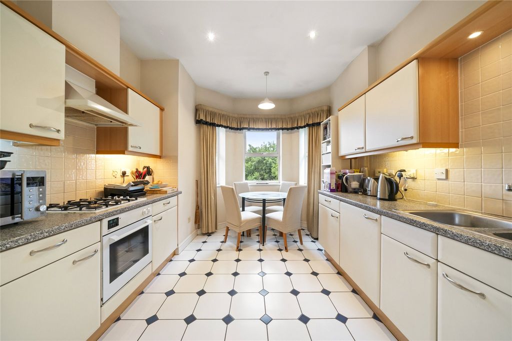 Property photo 3 of 10 Kitchen