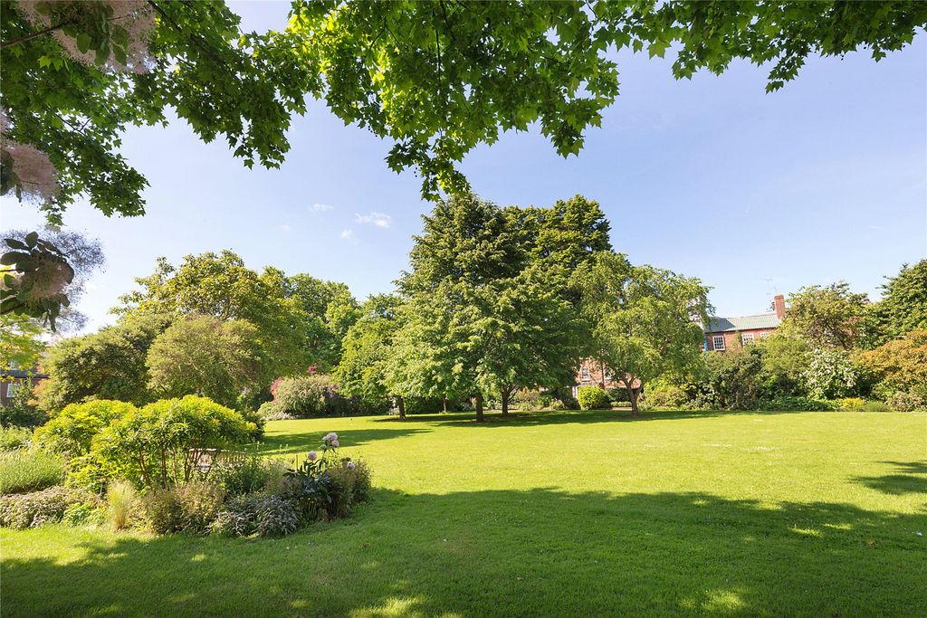 Property photo 3 of 11 Communal Garden